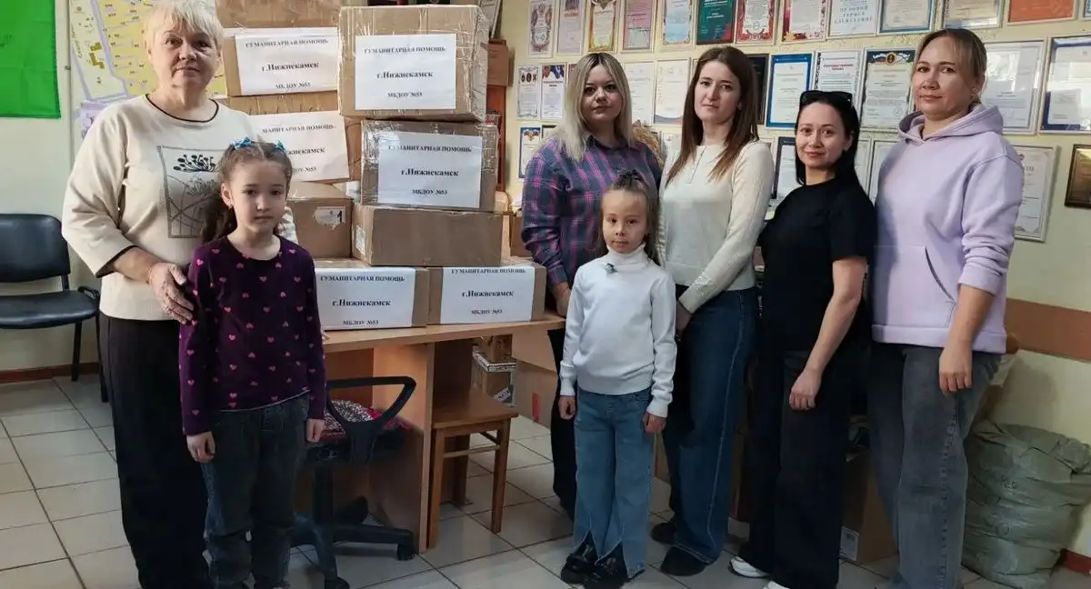 Представители детсада № 53 в пункте сбора гумпомощи на Химиков 72б в Нижнекамске